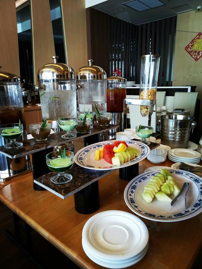 The L Hotel Entertainment Batam Экстерьер фото