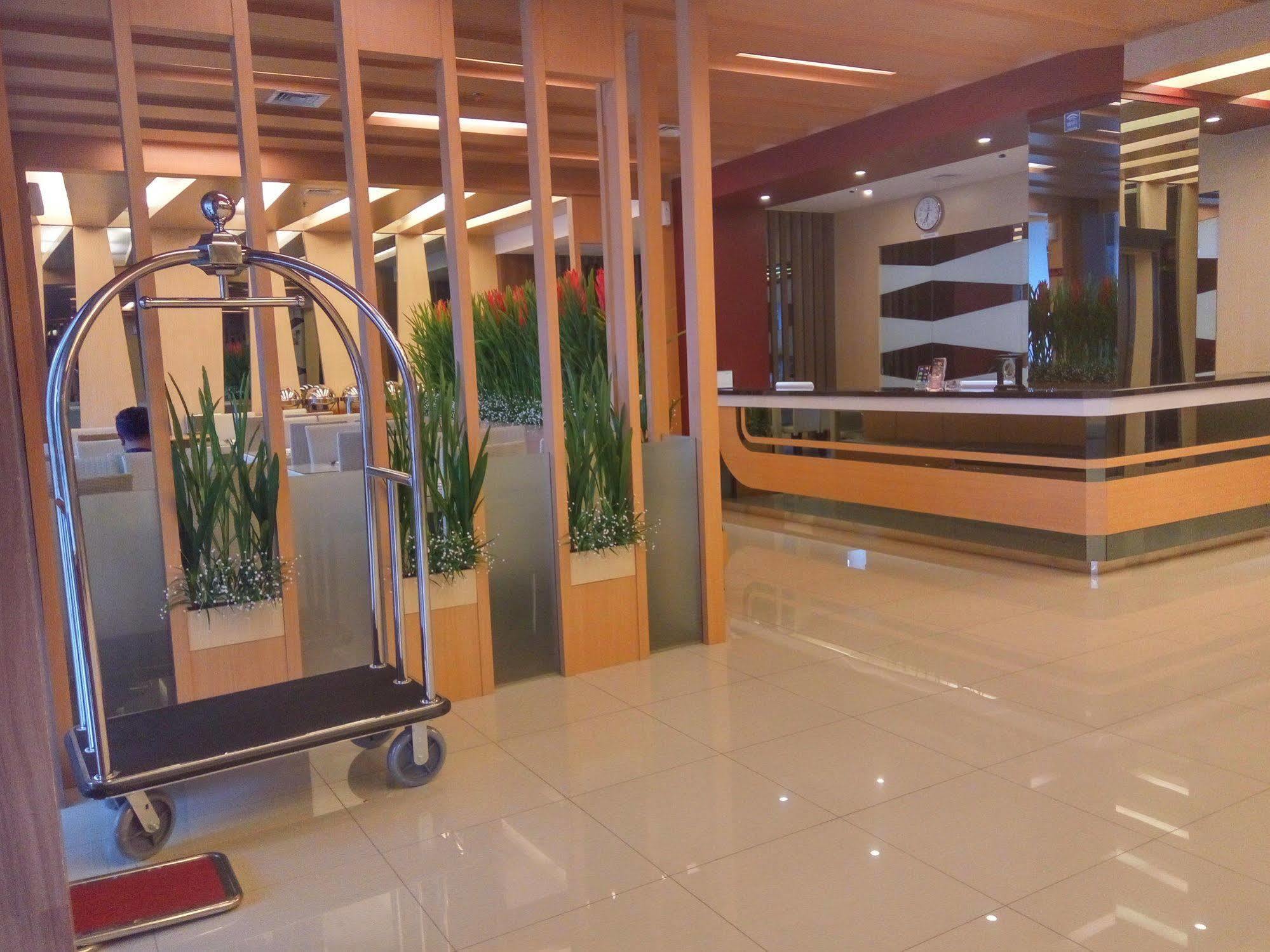 The L Hotel Entertainment Batam Экстерьер фото