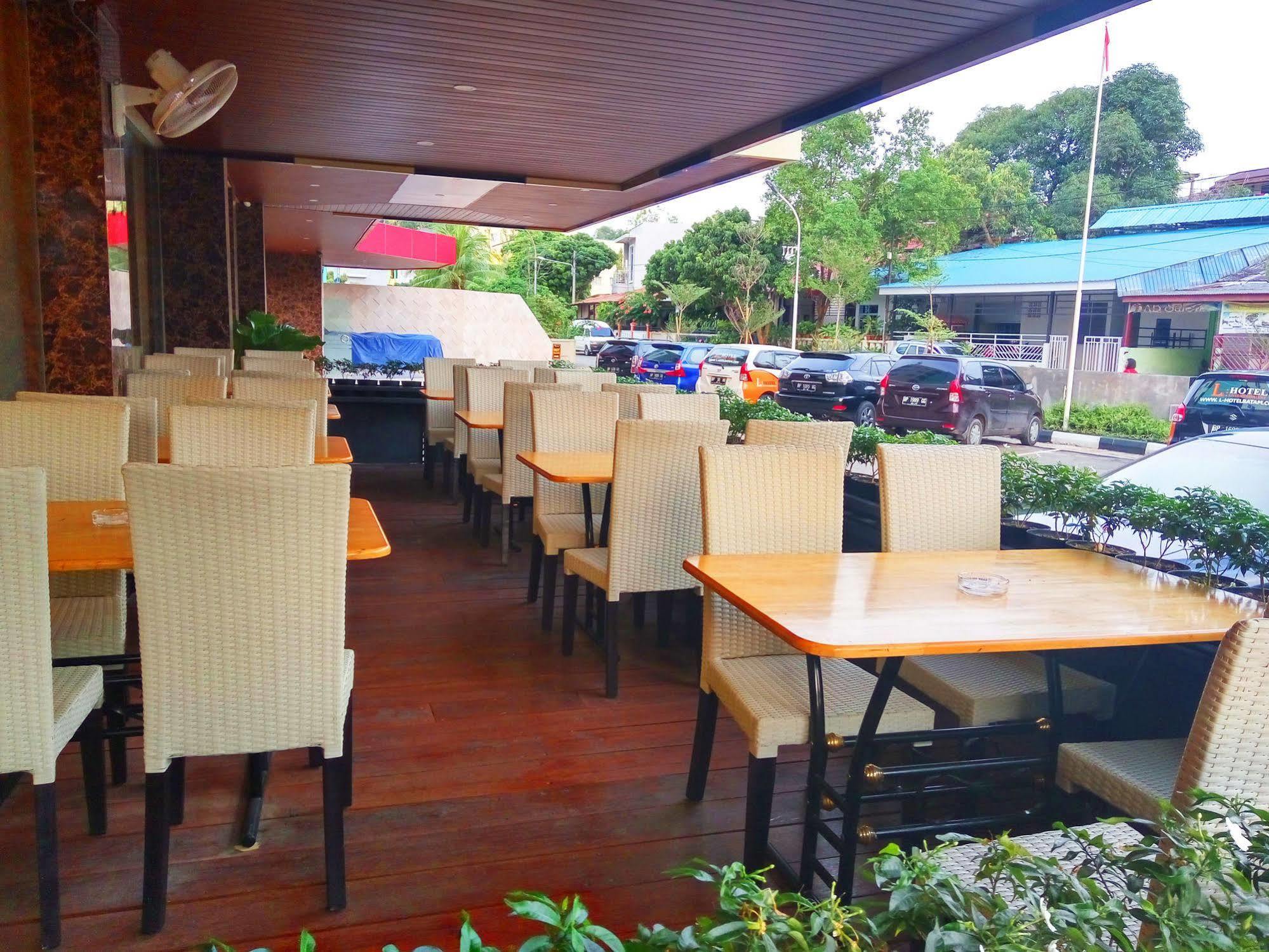 The L Hotel Entertainment Batam Экстерьер фото