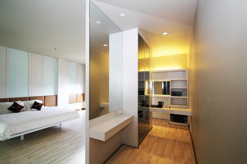The L Hotel Entertainment Batam Экстерьер фото